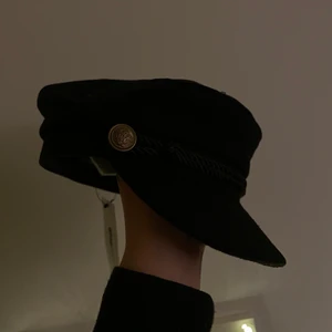 ” keps basker ” - Säljer nu denna hela oanvända ” keps baskern ” eller vad man ska kalla det för, endast 49kr. Från Ginatricot, frakt tillkommer på 35kr.