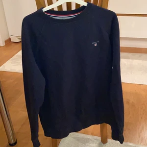 Gant tröja, storlek L men kan även passa M - Plagget är i gott skick, snappat använd. Nypris var  899kr
