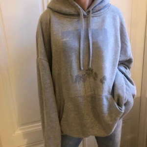 Grå hoodie  - Grå hoodie med coolt tryck. Står inte vad det är för storlek men skulle säga att det är en M.  Kan mötas upp eller frakta (köparen står för frakten)💕