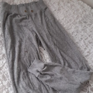 Gråa mjukis byxor - Säljer mina gråa mjukis byxor. Det är i mjukt grått sammet. Det har två små små hål nere vid ena benet men det snyns knappt. Dem e köpta på ginatricot och är storlek XS men passar även S