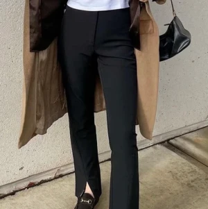 Kostymbyxor  - Säljer mina svarta kostymbyxor med en slits vid benet och lite visa. Storlek 36, inte mina bilder men kan skicka ifall man vill det. Helt nya då jag bara använt de en gång på fest💕