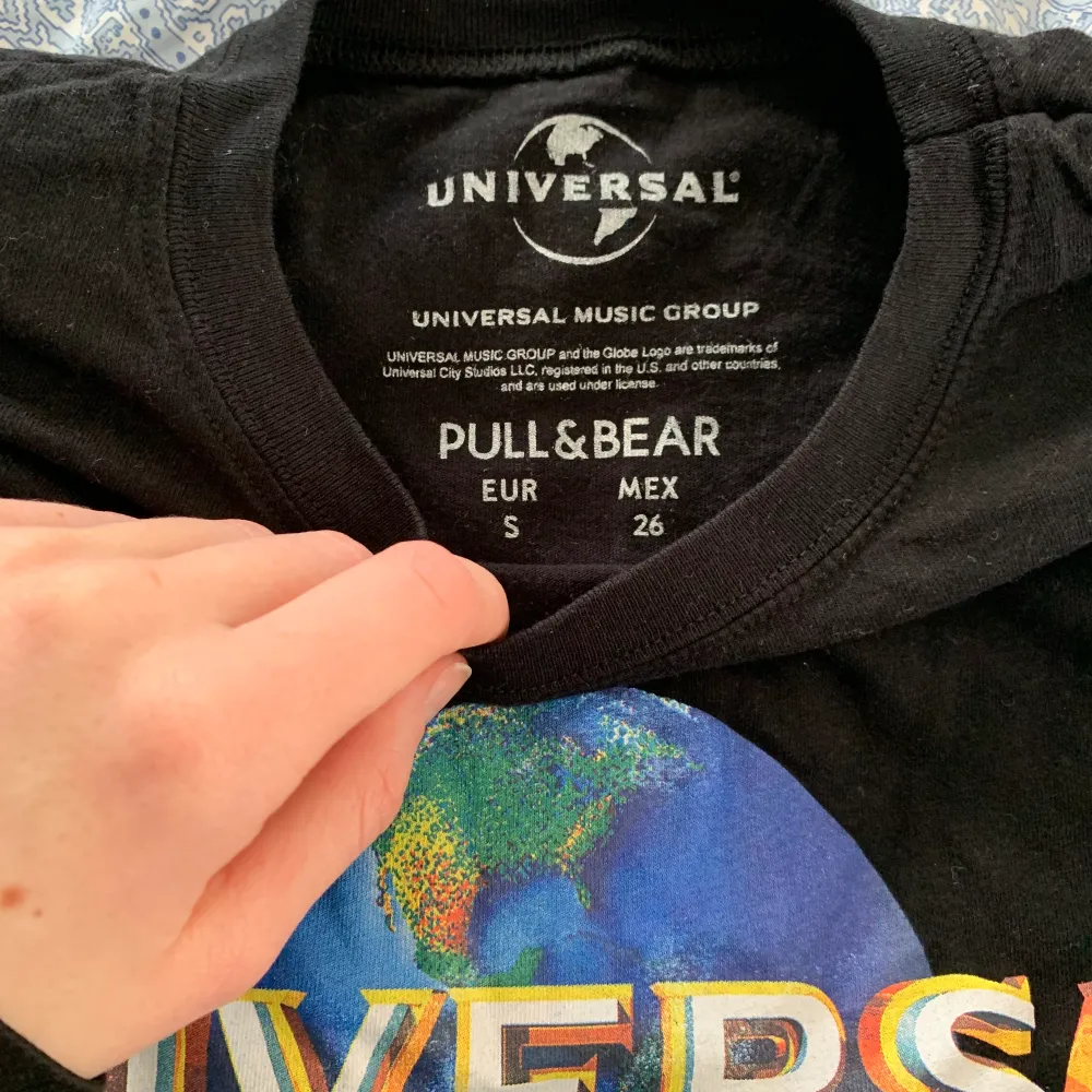 Svart t-shirt med tryck från Pull & Bear! 70 kr (inklusive frakt) och den är din!!💗💗. T-paidat.