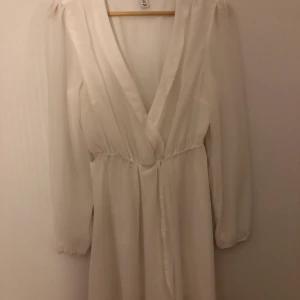 Vit klänning från Nelly - Nly trend, vit klänning i storlek 38 (M).                               Nypris: 499 kr.                                                     