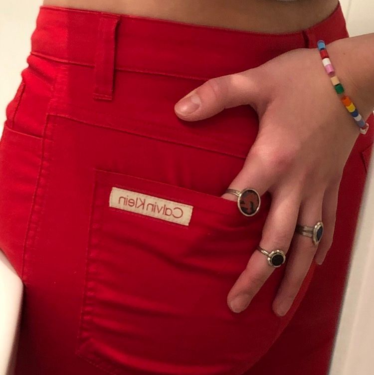 Röda Low Rise Calvin Klein y2k byxor i nyskick! Assköna men passar ej i low rise. Storlek 30/32, små i storlek, sitter såhär på mig som är 26/32 och är 170cm! Snygg detalj med loggan på baksidan och framknappen har även Ck instämplat❤️. Jeans & Byxor.