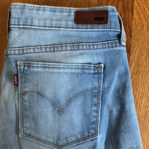 LEVIS JEANS strl 27 - Bootcut jeans från Levis med hål, lågmidjade💕