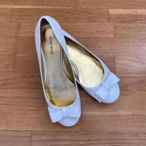 Ballerinaskor - Vita ballerinaskor med rosetter, använda vid två tillfällen. Storlek 9 1/2 US vilket motsvarar 40,5 EU 🤍                                                                            Kolla gärna in mina andra annonser!