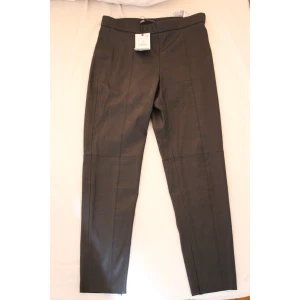 Brand new Zara leather pants  - Brand new Zara leather pants. There is a soft lining inside so they are super confortable and a zipper at the bottom so you can also wear then with a slit. The size is L (so 38/40).  The price is negotiable, so feel free to send me a message to discuss or if you want more information/pictures!☺️ I accept Swish and PayPal if you rather do that!