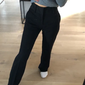 Byxor från InWear - Säljer dessa perfekta långa  kostymbyxor från InWear dock för stora för mig, storlek 32 men jag skulle säga att dem även skulle passa 36, använd nån gång men kommer tyvärr inte till användning längre. Köparen står för frakten!!