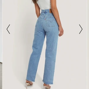 Snygga Levis jeans - Säljer nu mina Levis jeans i modell Ribcage straight då de tyvärr blivit för små för mig. Köpta för 1200 kr och är sparsamt använda, de är i storlek 23 men passar större också. Mycket fint skick, köparen står för frakten🥰