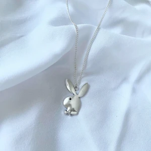 Playboy halsband  - Supersnyggt Playboy halsband som jag gjort själv! Måttet är 40cm + 5cm förlängning! @tinsel.uf på instagram ✨✨