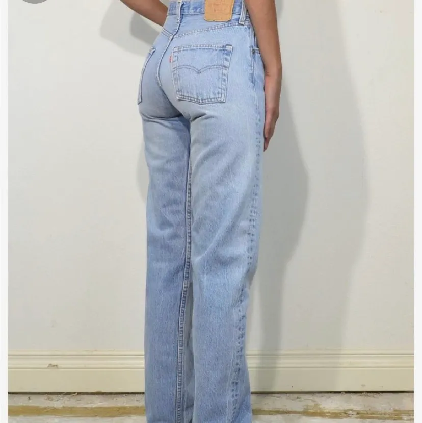Är det någon som vet vart man kan köpa dessa? Vintage Levis 501? Kontakta gärna mig privat om ni vet!🙌🏽🥰. Jeans & Byxor.