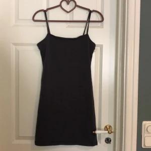 Mörkgrå tight klänning  - En mörkgrå tight klänning från hm ganska kort