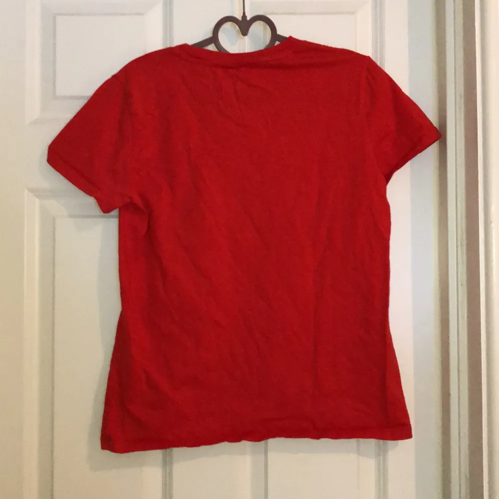 Röd T-shirt . T-shirts.