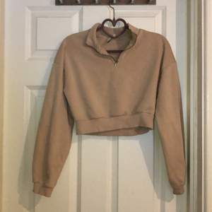 Beige croppad tröja i hoodie material 