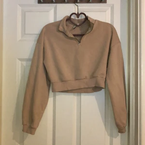 Tröja - Beige croppad tröja i hoodie material 