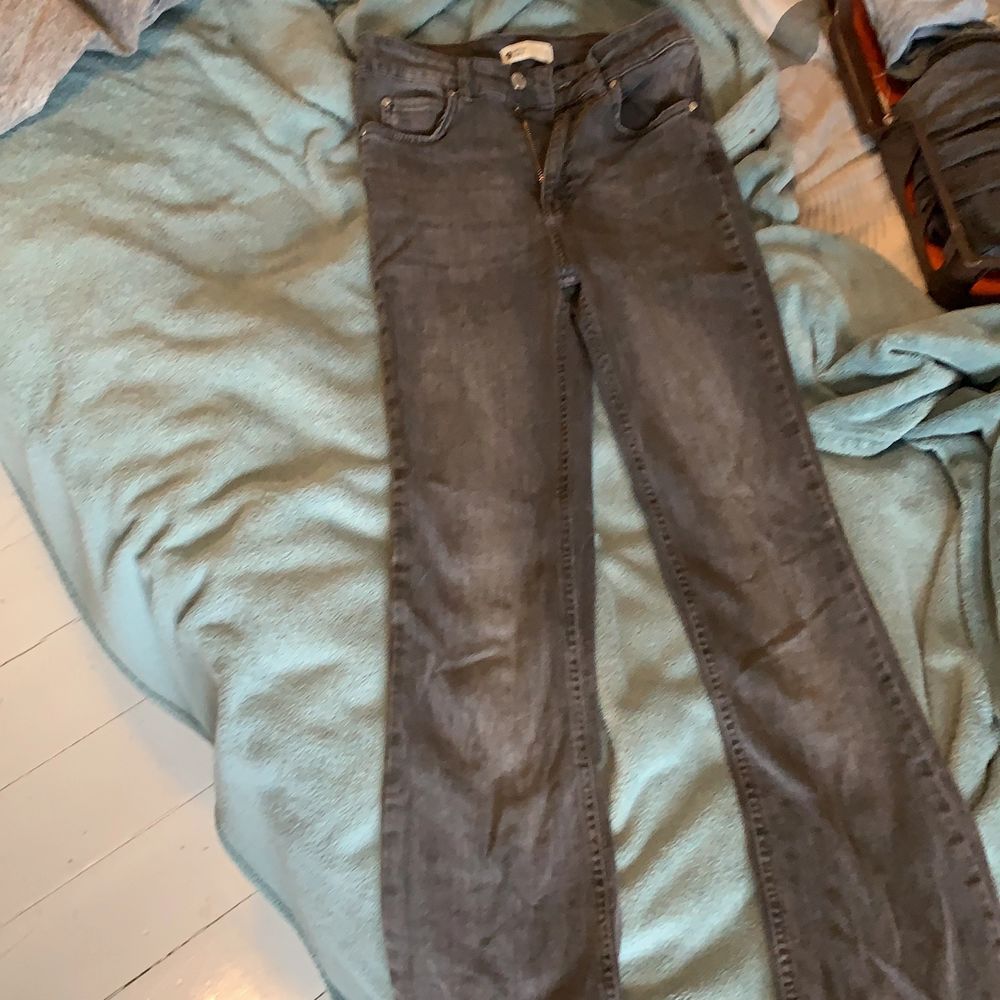 Nu säljer jag min fina bootcut jeans från Gina tricot då dom är alldeles för små för mig och varit det nu i några år. . Jeans & Byxor.