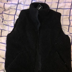 Teddy väst - köpt från asos! märket är Collusion. Den är varm och skön. Sitter lite oversized, strl xxs men sitter som en s. möts upp inne i stan eller i solna <3 