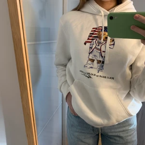 Polo Ralph Lauren Bear Hoodie - Hoodie från Polo Ralph Lauren. Fint skick men lite noppig. Nypris runt 1800 💙