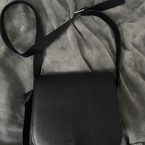 Carin Wester handväska  - Jättefin väska från Carin Wester, använd ett fåtal gånger, ser helt ny ut. Säljes då den ej kommer till användning. 