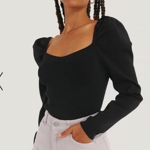 Tröja med fuffärm strl xxs - Långärmad tröja från nakd med puffärm, endast testad. Skulle säga att den passar xs-m då den är stretchig och stor för att vara storlek xxs. På bilden har jag vikt upp tröjan så man kan också ha den längre om man vill. Säljer för 150kr+frakt ✨✨