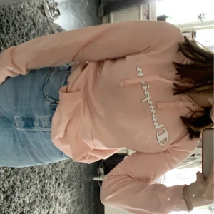 Champion hoodie strl M - Fin hoodie som är använd 1 gång tyvärr, väldigt skön och jätte fin! Köparen står för frakt men utgå inte från frakten som står utan fraktpriset beror på vilket bud jag får, nypris 600kr