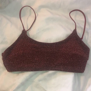 Glittrig bikini - Brunglittrig bikini från HM, testad en gång för ca 1 år sedan men har andra jag föredrar framför denna! Alltså säljs de inte längre❤️ vadderad + justerbara band! Har sett andra som har denna som bh eller liknande under tröjor-skitfint! Bud 180!