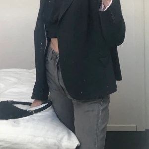 Jeans asos - 28”W 36 ”L. Använda och tvättade en gång. Nypris runt 600kr köpt på tall sektionen på asos. Slutar strax onavför ankeln för mig som är runt 175 cm lång. För referens så brukar jag använda Medium vid köp av byxor. 