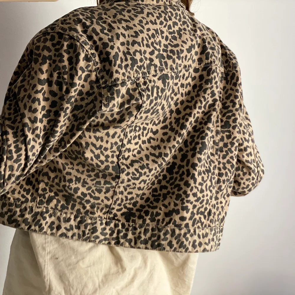 Säljer en jättefin jeansjacka i leopard print från Gina Tricot! Storlek M men passar även för S! Köpt för 300 säljer för 180kr inklusive frakt!!. Jackor.