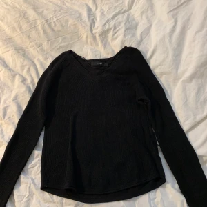 Stickad tröja  - Tunn stickad tröja! Jätte skön men används tyvärr inte tillräckligt! Använd ca 2 gånger