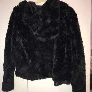 pälsjacka från veromoda - Denna fuax fur jacka från vero moda är i jöttefint skick o har en stor mysig luva!! nypris ca 500kr. frakt tillkommer 66kr. (skicka privat för bättre bilder)