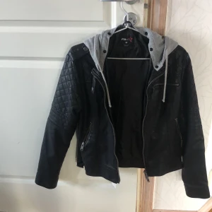 Skinnjacka S - Skinnjacka (fakeskinn) med luva, storlek M men är mer som en S. 