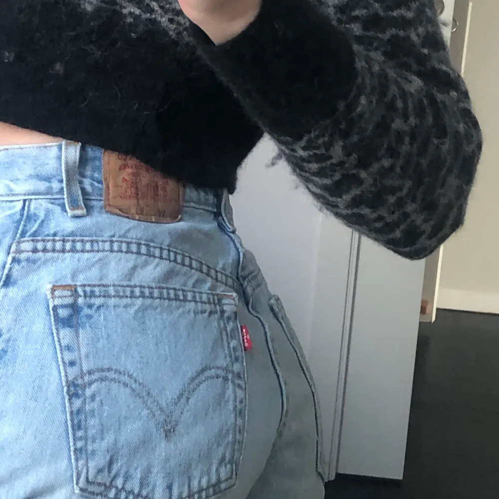 storlek M, köpt för runt 400kr på Monki. Så underbara men använder bara ett par shorts, så dem ligger tyvärr bara i garderoben. Som nya då dem är knappt använda sedan köp. <3. Shorts.