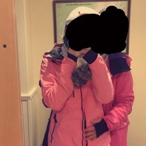 colour wear-jacka - jättefin skidjacka, använd 2 veckor totalt, så i princip nyskick. 1800kr i nypris, säljer för 600kr + frakt, kan tänka mig att gå ner i pris vid snabb & smidig affär. har allt en skidjacka ska ha, snölås, jacka för liftkort osv.