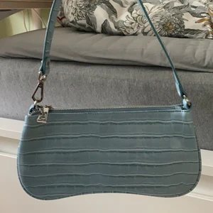 Blå Baguette Bag - Helt oanvänd baguette bag från JW PEI (äkta såklart). Perfekt storlek och passar perfekt till sommarn och våren, underbar blå färg🦋💙 Pris kan diskuteras 💙