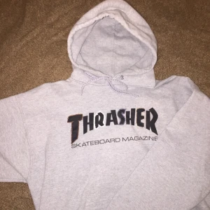 Thrasher Hoodie Grå - Äkta thrasher, dock har jag broderat för hand på vissa bokstäver. Kan tas bort med sax enkelt, jag kan göra det också om det önskas. ☺️ På ryggen hade jag broderat en kaffekopp men tog bort det, dock syns det lite små prickar nu (bara på nära håll) men jag är ganska säker att de försvinner när man tvättar o torkar tröjan då tygen får tillbaka sin struktur. Köparen står för frakten och priset kan diskuteras! Kram! Om den inte är markerad som såld så är den kvar! ❤️
