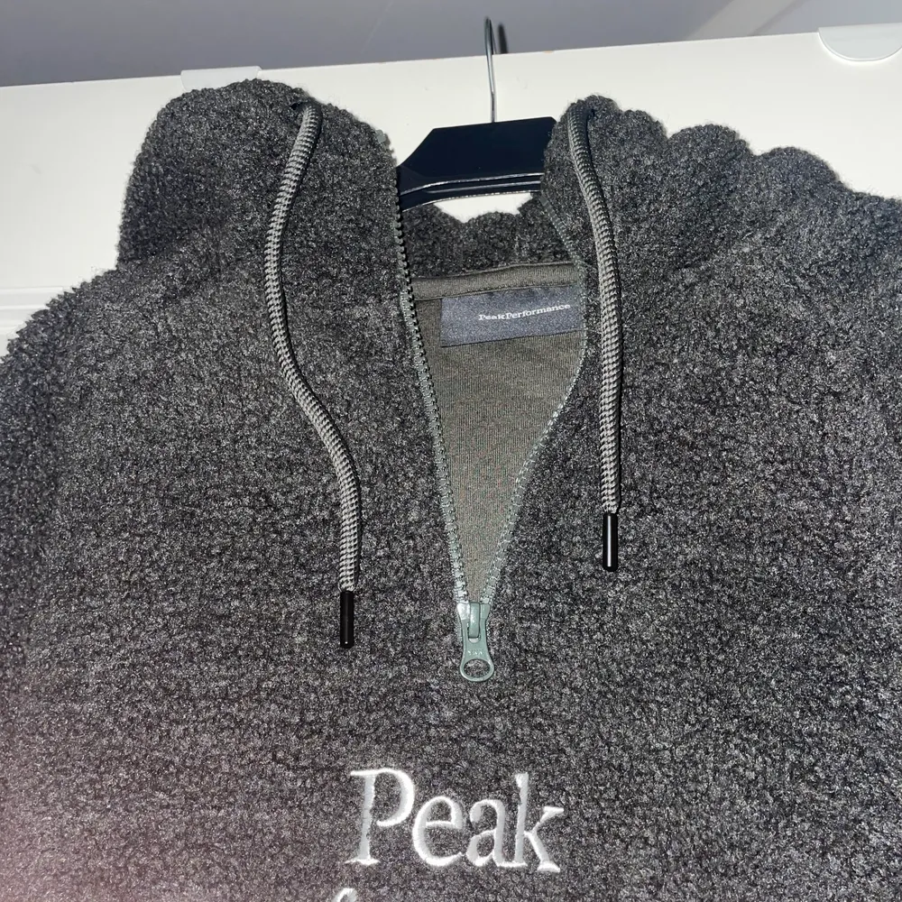 Säljer min peakperformance Teddy hoodie från Volts herravdelning🤩jättefin och bra kvalite🥰 köparen står för frakt☺️. Hoodies.