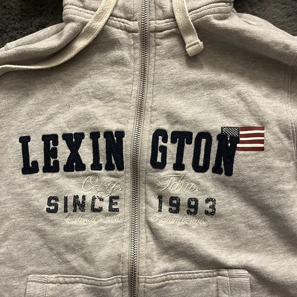 En grå lexington hoddie i storlek xs, säljer den för jag inte använder den mer . Hoodies.