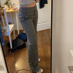 Lågmidjade kostymbyxor  - Ett par gråa kostymbyxor. Jag är 165 och dom går ner till marken på mig. Skitsnygga men har ett par andra liknande. Brukar normalt ha storlek S