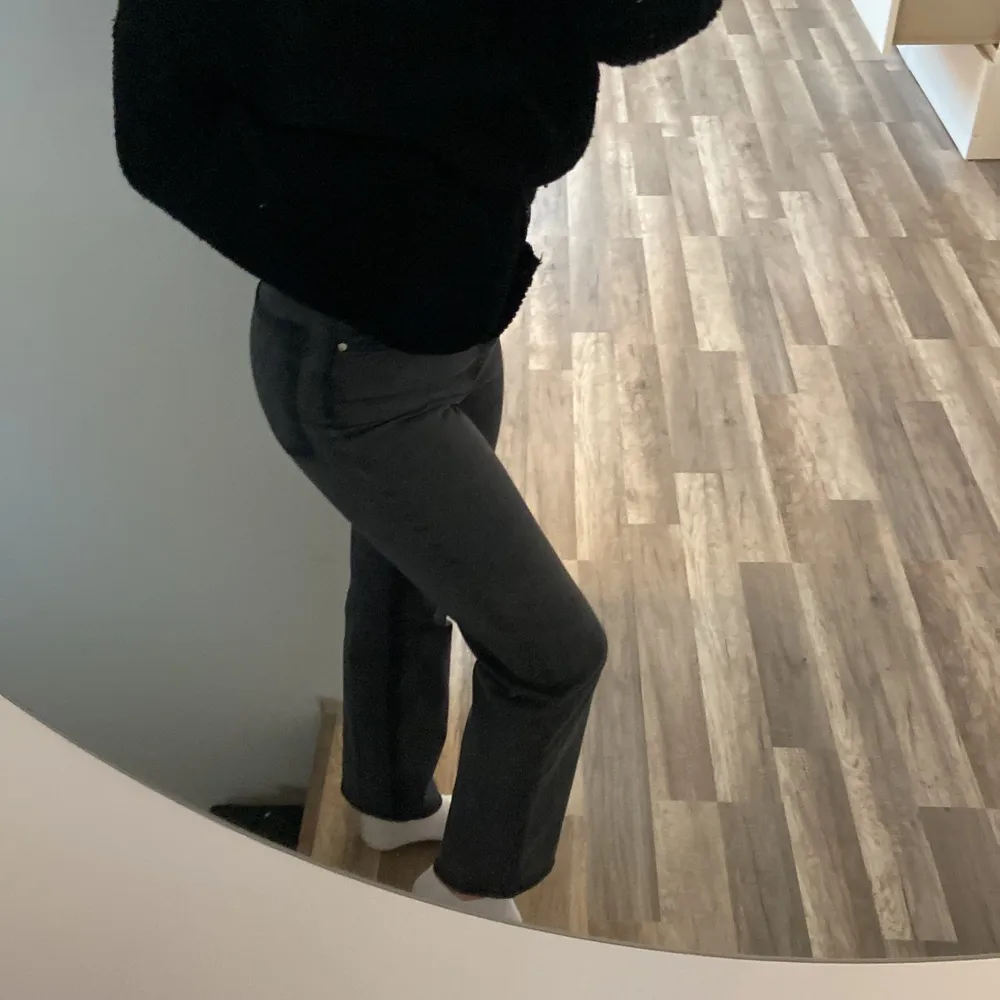 Säljer dessa skit snygga jeans, som i höstas va min absoluta favorit. Dom kommer tyvärr inte till användning längre då dom blivit försmå💞. Jeans & Byxor.