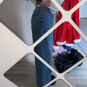 Jeans från Zalando  - Fina Jeans som knappt är använda. Passar bra i midjan. Dom är klippta vid fötterna som ni ser på bilderna. Är lite korta för mig som är 168 cm 🤩