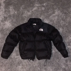 Northface puffer nuptse jacka - Retail- 3000kr  8/10 skick, strlk L, hel svart med inbyggd luva. Köpt från Zalando       