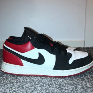 Air Jordan 1 Low - Säljer mina air jordan 1 lows i modellen black toe då de tyvärr inte kommer till någon användning längre. De är väldigt (!) sparsamt använda vilket märks på skornas fina skick. De är i storlek 40 men känns som storlek 39 då de är jordans generellt är ganska små i storleken. De är jättefräscha och känns som nya förutom att de har creasat lite vilket går att se på den första bilden. De köptes för 1200 och säljs för 950.