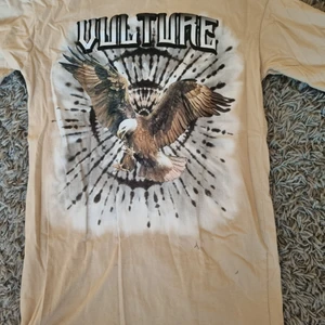 Lång T-shirt  - Väldigt sparsamt anväd 