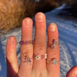 Ringar!😍❤️ - Kontakta mig om du är intresserad av någon på bilden!🥰❤️ man kan välja pärla, kristall osv☺️ Frakten är inräknad i priset 