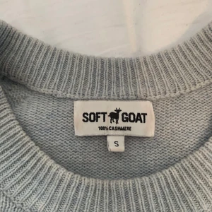 Soft goat tröja - Jättfin ljusblå tröja i kashmir från Soft Goat🤩 Lite nopprig