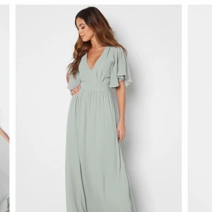 Bubbleroom Isobel Dress - Klänning från bubbleroom ”Isobel Dress” i färgen dusty green. Färgen ger sig inte riktigt rättvisa i verkligen (se sista bilden). Nypris 799, endast använd en gång. Storlek 42