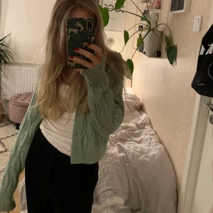 Zara stickad kofta💗 - (Lånade bilder) Säljer denna super fina kofta från zara!!😍 Storlek M men passar S jätte bra!💗💗 kom privat för egna bilder☺️☺️