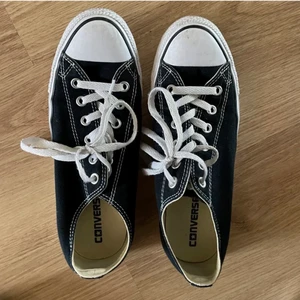 svarta converse i perfekt skick - Köpte dessa här på plick men de va tyvärr för stora för mig:( lånade bilder från förra säljaren) så säljer nu vidare dom! dom är i superbra skick