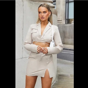 Klänning - Klänning från prettylittlething, jättefin men tyvärr för liten för mig därför jag säljer. Aldrig använd lapp finns kvar🤎