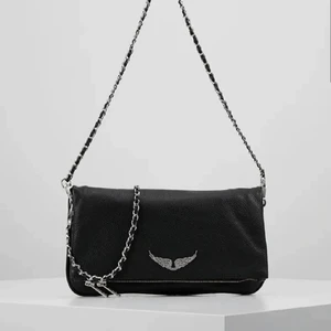 Zadig väska - Säljer nu en väska från zadig & voltaire i mycket bra skick❤️❤️❤️ Skriv fler bilder, kan gå ner i pris vid snabb affär